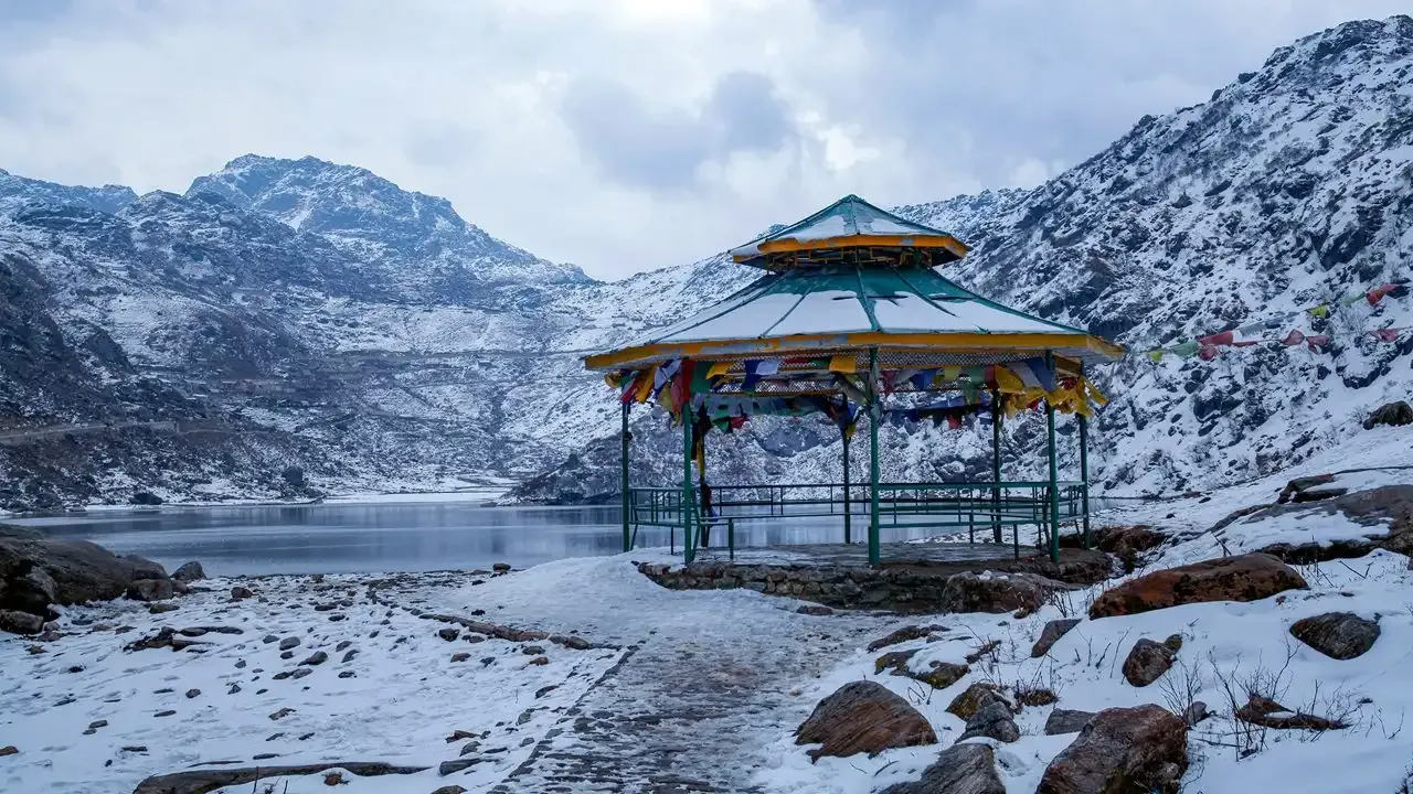 Tsomgo Lake Gangtok snow covered view